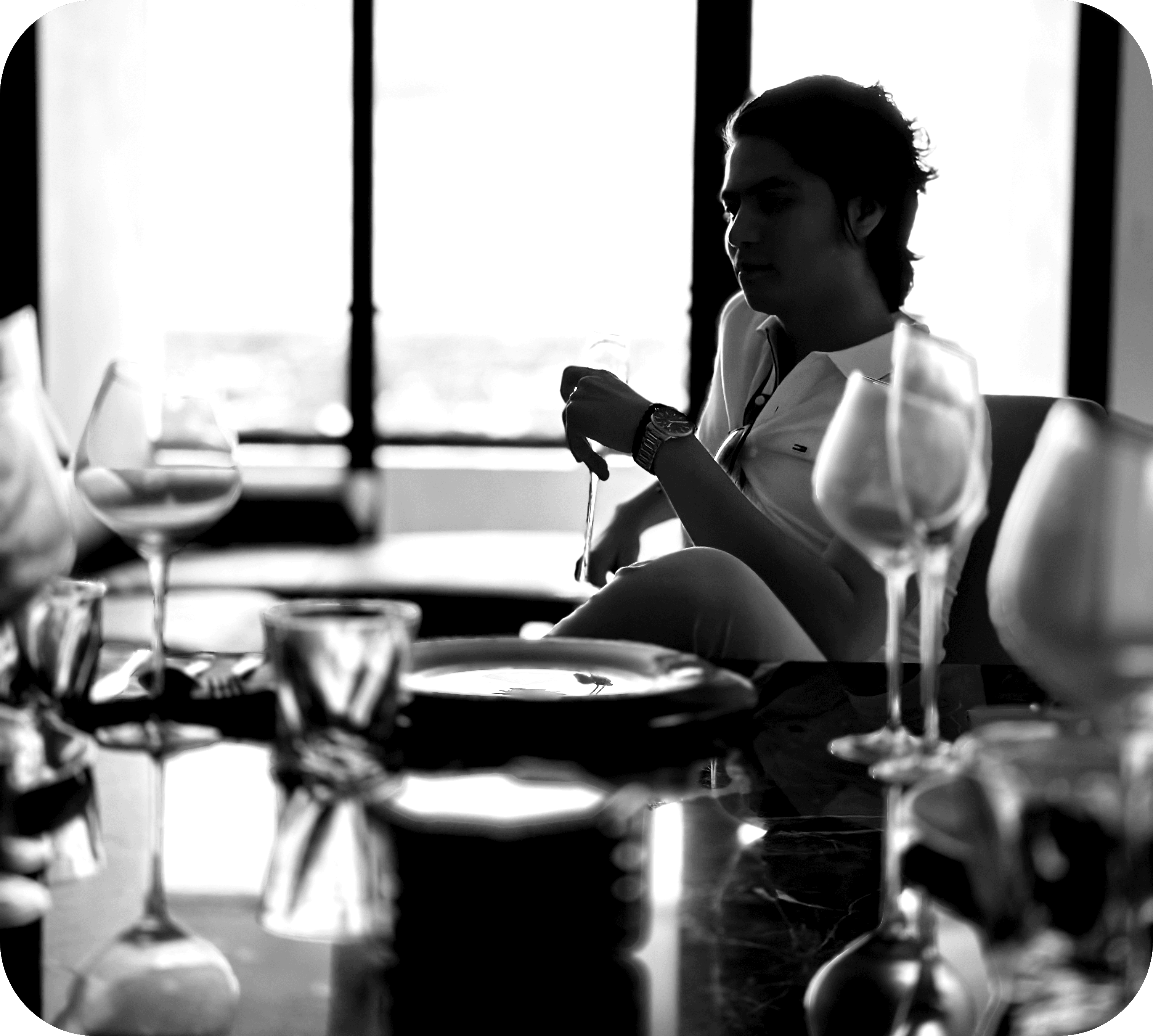 Ricardo Gomez, Senior Software Engineer & AI Engineer, photographed in black and white at a window table.